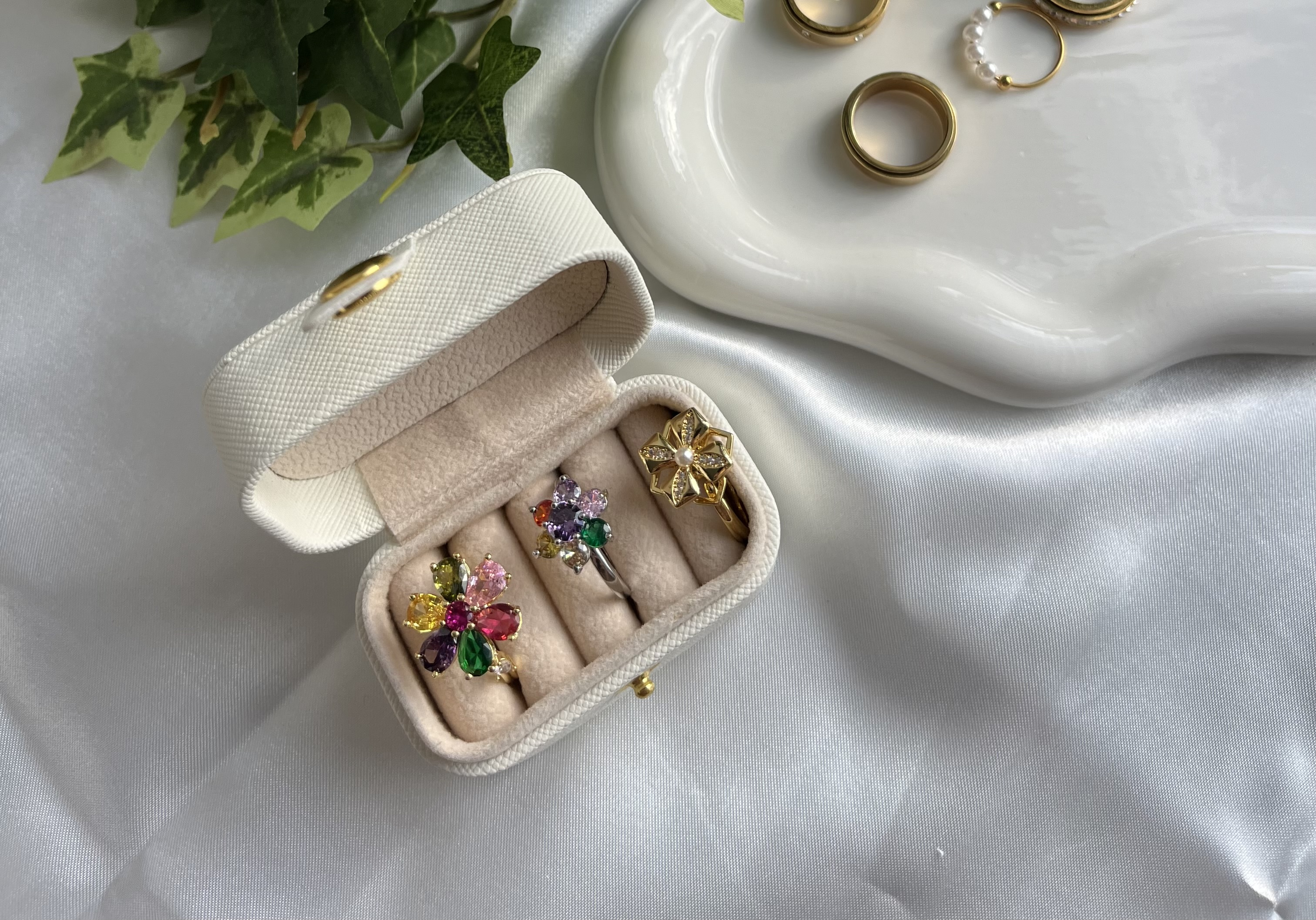 Kollektion av fidget anti-stress ringar med snurrande funktion.